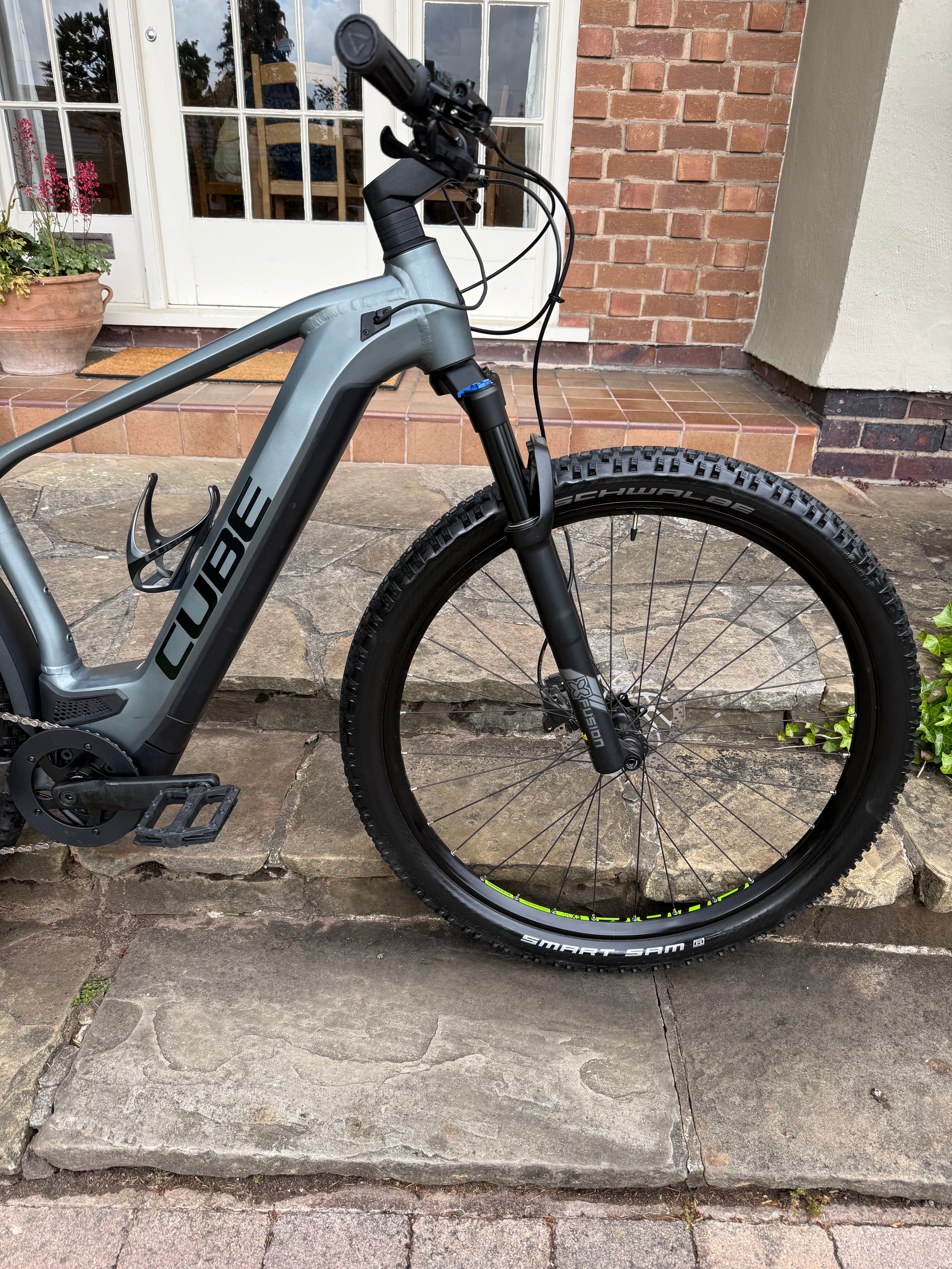 2022 Cube Reaction Pro 625WH Large Electric mountain bike 290 miles