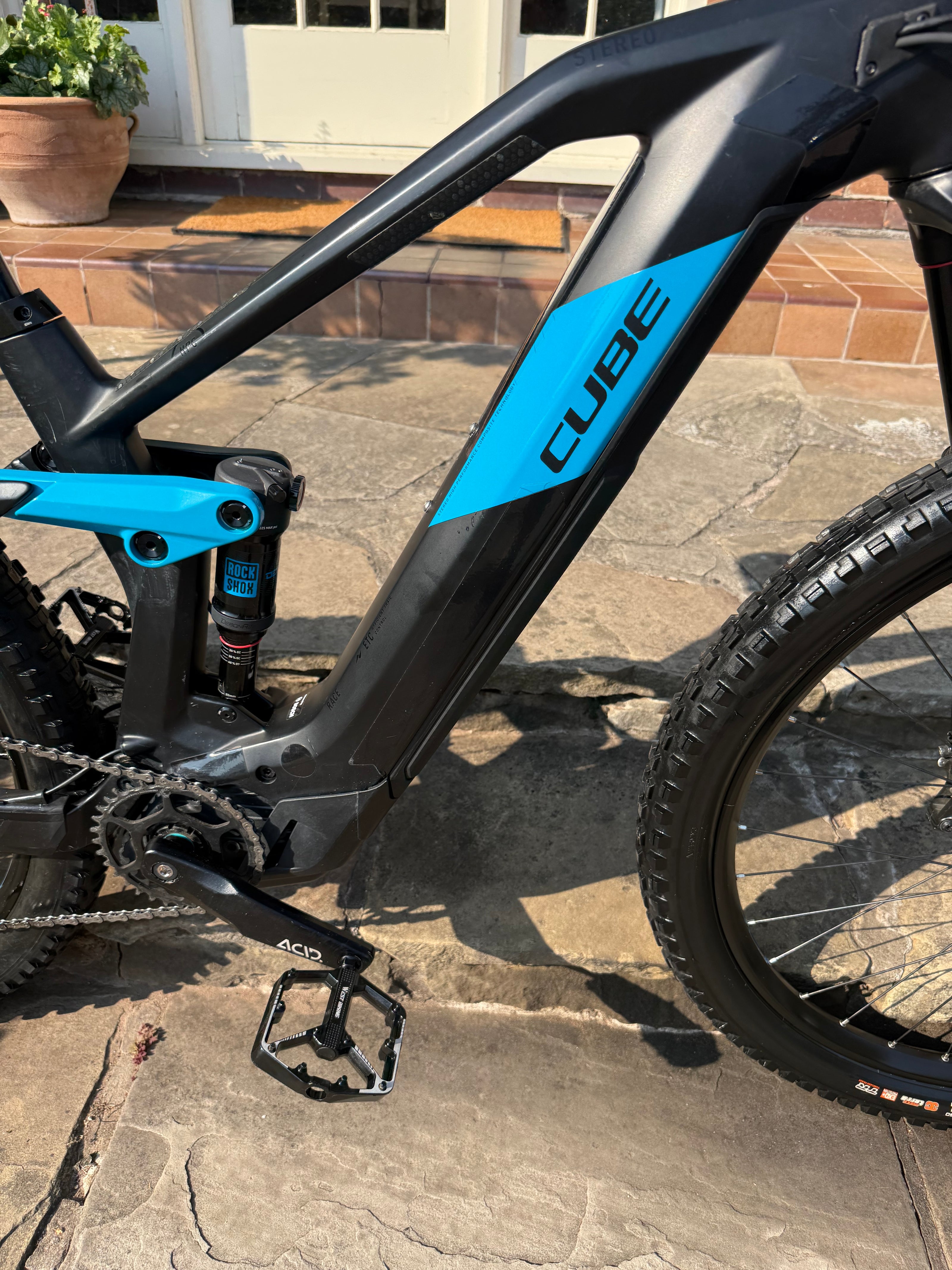 Cube Stereo Hybrid 140 HPC Race 625 Carbon Full Suspension e-MTB – Medium – Excellent Condition